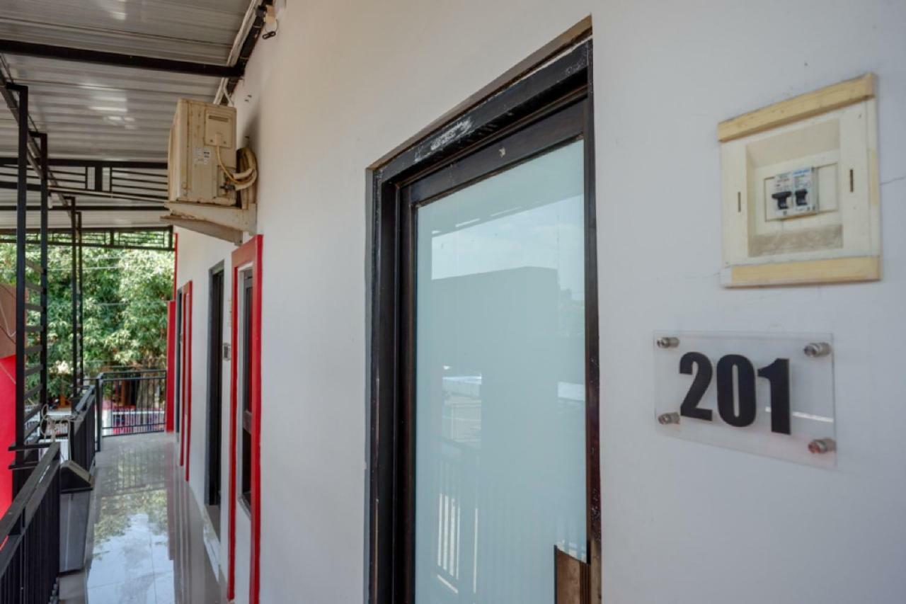 Hotel Reddoorz Syariah Near Alun Alun Tegal Exterior foto